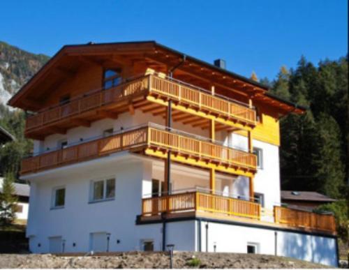 Alpenmond Appartment Halbmond Лойташ Екстериор снимка